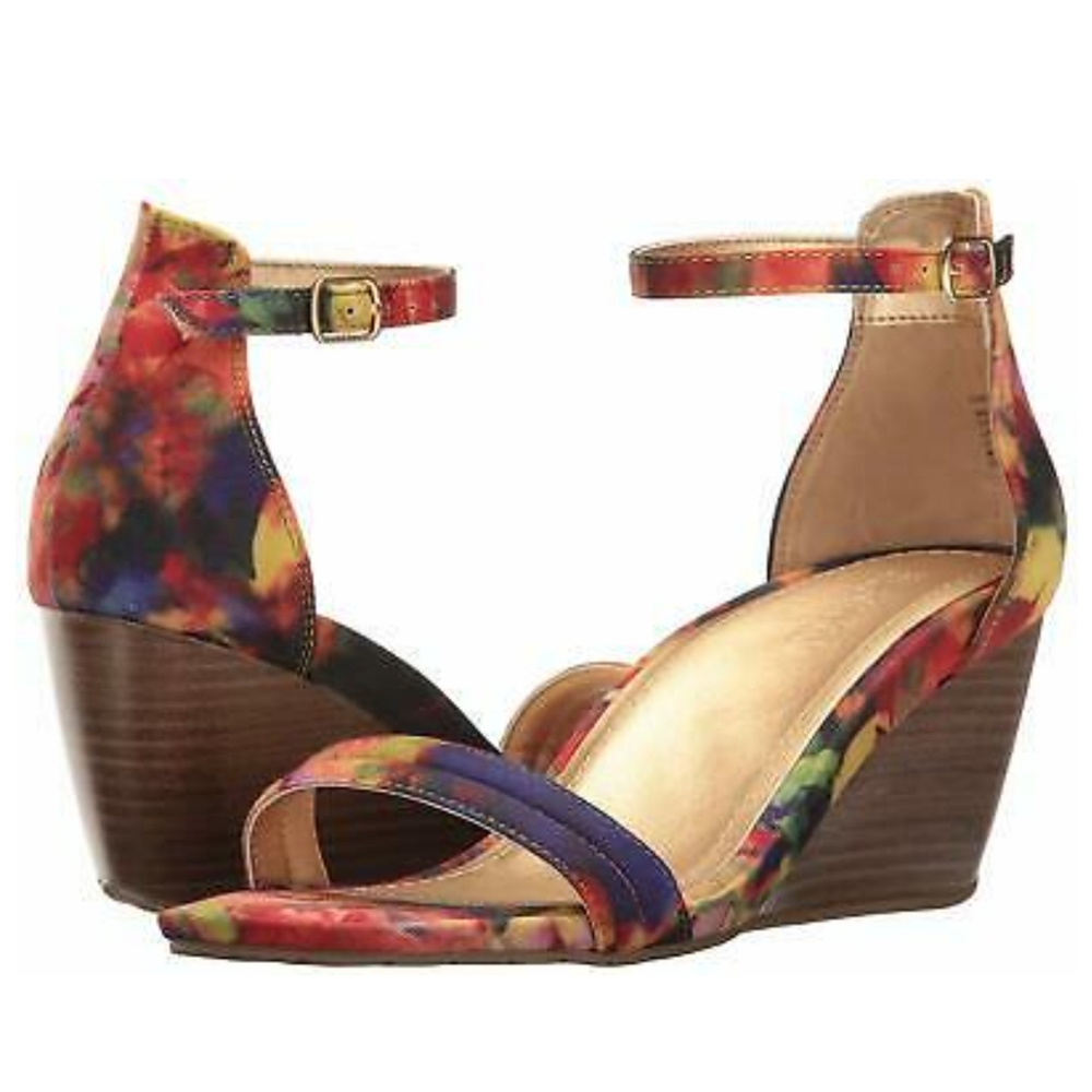 NWOT Wedge sandal